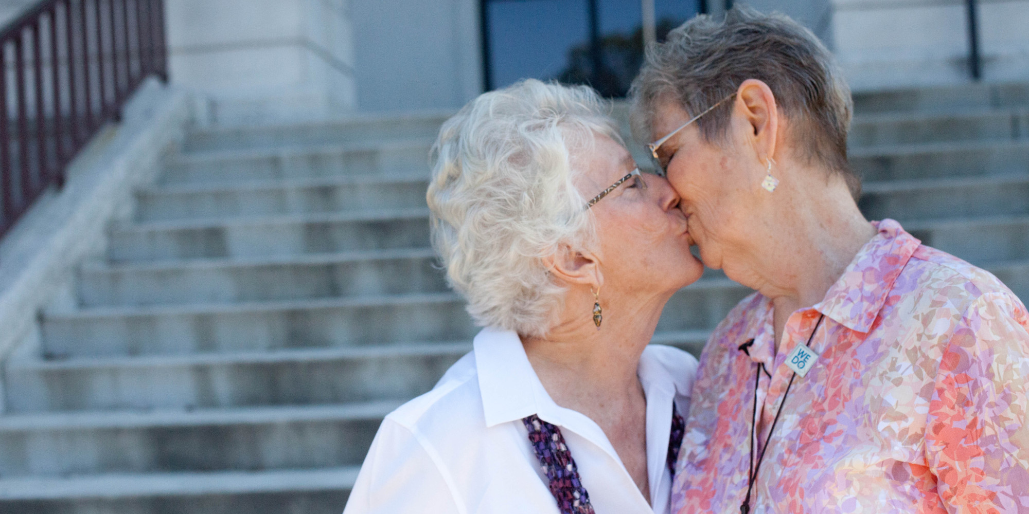 Lesbian lady. Лесбиан бабушки. Свадьба старых лезбиянок.. Две пьяные пожилые лесбиянки.. Поцелуи пожилых лезбиянок фото.